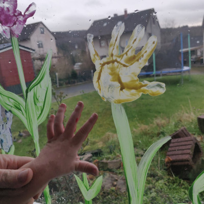 Blumen mit Handabdruck